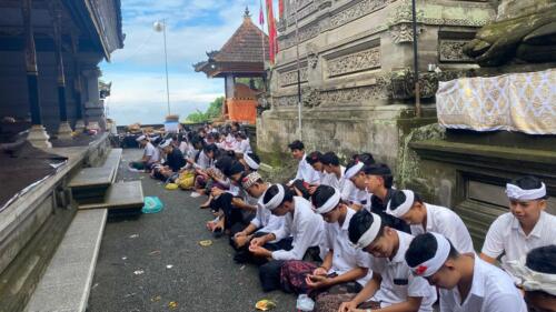 Persembahyangan di Hyang Ukir